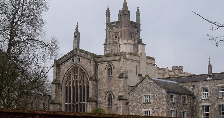 1280px-Winchester_-_College